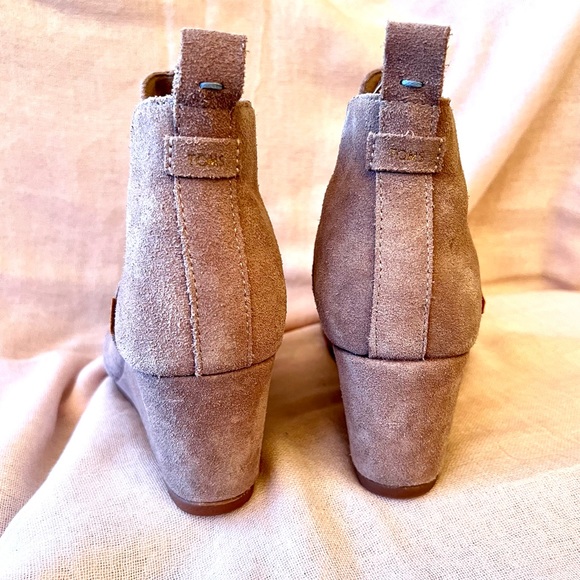 Tom's Suede Wedges, Size 7 - Picture 4 of 10